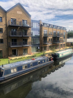 New Canal-Side Apartment with Private Terrace! Uxbridge